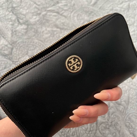 Tory Burch Handbags - ✨ Tory Burch Black Wallet